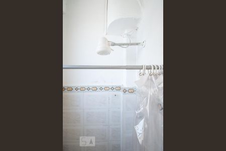 Banheiro de kitnet/studio para alugar com 1 quarto, 23m² em Botafogo, Rio de Janeiro