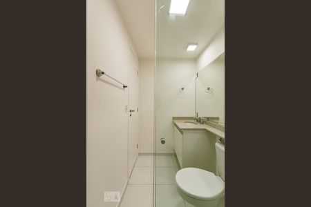 Banheiro de kitnet/studio para alugar com 1 quarto, 42m² em Centro, Campinas