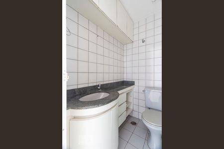 Banheiro social de apartamento para alugar com 2 quartos, 50m² em Chácara Inglesa, São Paulo
