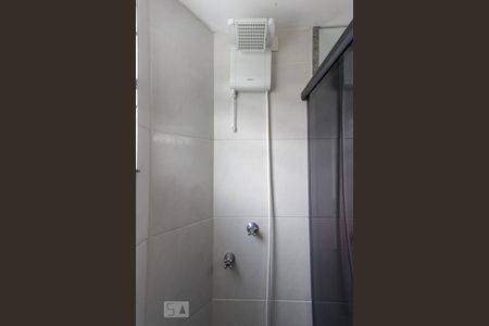 banheiro corredor de apartamento para alugar com 2 quartos, 50m² em Butantã, São Paulo