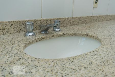 Apartamento à venda com 170m², 3 quartos e 4 vagasDetalhe do banheiro da suíte 2