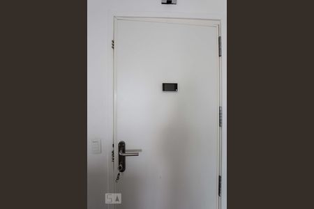 Apartamento para alugar com 77m², 2 quartos e 2 vagasPorta com trancas de aço