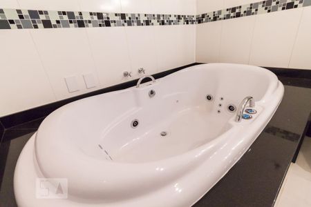 Casa à venda com 255m², 4 quartos e 2 vagasBanheira