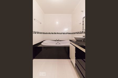Casa à venda com 255m², 4 quartos e 2 vagasBanheiro da suíte 02