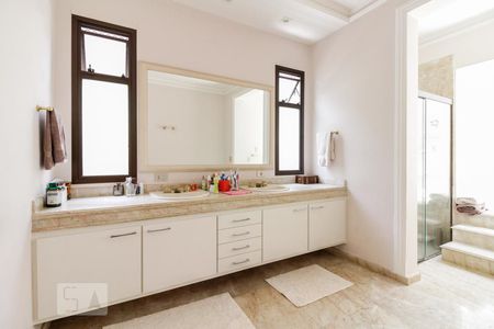 Casa de condomínio para alugar com 400m², 4 quartos e 4 vagas Casa de condomínio para alugar com 400m², 4 quartos e 4 vagasBanheiro Suíte