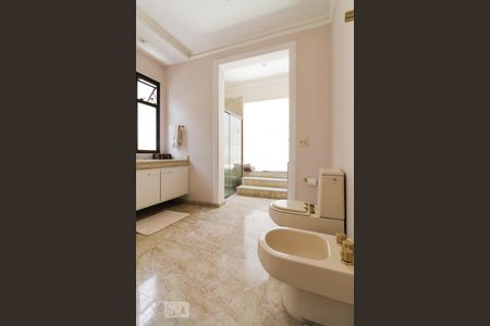 Casa de condomínio para alugar com 400m², 4 quartos e 4 vagas Casa de condomínio para alugar com 400m², 4 quartos e 4 vagasBanheiro Suíte