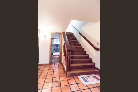 Casa para alugar com 416m², 5 quartos e 4 vagasEscadas