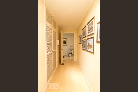 Casa para alugar com 416m², 5 quartos e 4 vagasCorredor