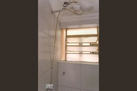 Banheiro de kitnet/studio para alugar com 1 quarto, 46m² em Azenha, Porto Alegre