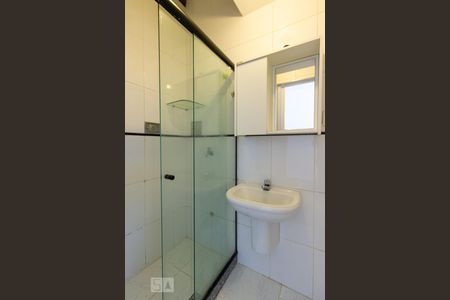 Banheiro de kitnet/studio para alugar com 1 quarto, 24m² em Laranjeiras, Rio de Janeiro