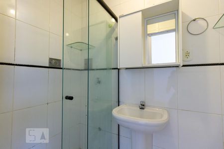 Banheiro de kitnet/studio para alugar com 1 quarto, 24m² em Laranjeiras, Rio de Janeiro
