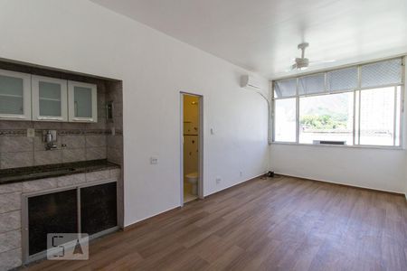 Sala de kitnet/studio para alugar com 1 quarto, 24m² em Laranjeiras, Rio de Janeiro