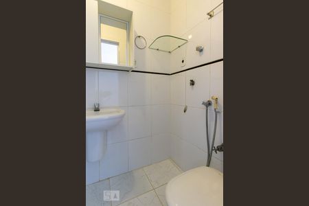 Banheiro de kitnet/studio para alugar com 1 quarto, 24m² em Laranjeiras, Rio de Janeiro