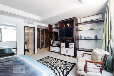 Apartamento à venda com 325m², 4 quartos e 4 vagasSuíte 1