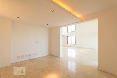 Sala de TV de apartamento à venda com 4 quartos, 407m² em Barra da Tijuca, Rio de Janeiro