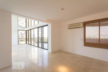 Sala de TV de apartamento à venda com 4 quartos, 407m² em Barra da Tijuca, Rio de Janeiro