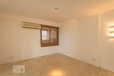 Sala de TV de apartamento à venda com 4 quartos, 407m² em Barra da Tijuca, Rio de Janeiro