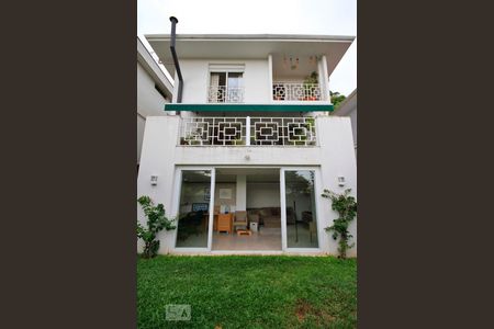 Casa à venda com 260m², 3 quartos e 3 vagasFachada Posterior