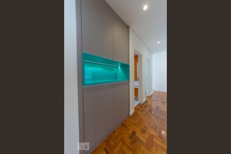 Apartamento para alugar com 91m², 2 quartos e sem vagaRoupeiro corredor