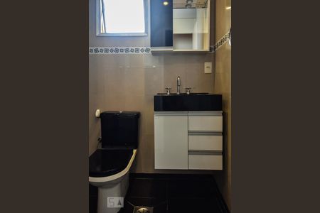 Banheiro de apartamento para alugar com 2 quartos, 64m² em Campo Belo, São Paulo