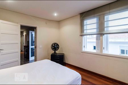 Casa à venda com 200m², 3 quartos e 2 vagasSuíte