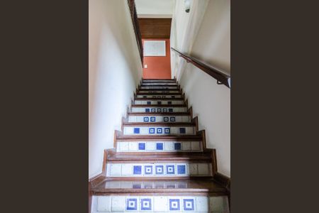 Casa à venda com 350m², 4 quartos e 2 vagas Casa à venda com 350m², 4 quartos e 2 vagasEscadas - Detalhes