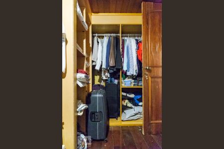 Casa à venda com 350m², 4 quartos e 2 vagas Casa à venda com 350m², 4 quartos e 2 vagasCloset - Suíte - Andar (-2)