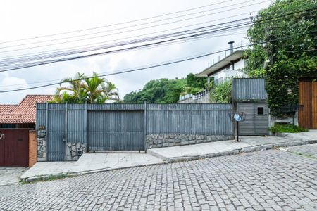 Casa à venda com 350m², 4 quartos e 2 vagas Casa à venda com 350m², 4 quartos e 2 vagasFachada do Imóvel
