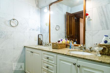 Casa à venda com 350m², 4 quartos e 2 vagas Casa à venda com 350m², 4 quartos e 2 vagasBanheiro - Suíte - Andar (-2)