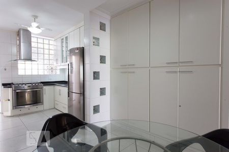 Apartamento para alugar com 210m², 3 quartos e 2 vagas Apartamento para alugar com 210m², 3 quartos e 2 vagasCozinha