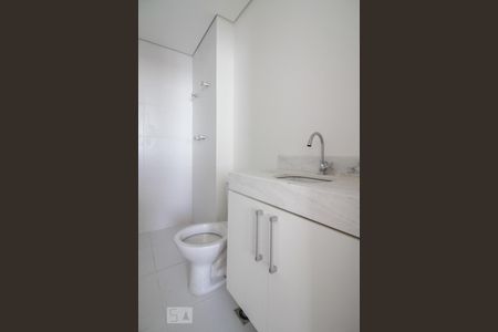 Banheiro de kitnet/studio para alugar com 1 quarto, 27m² em Bethaville I, Barueri