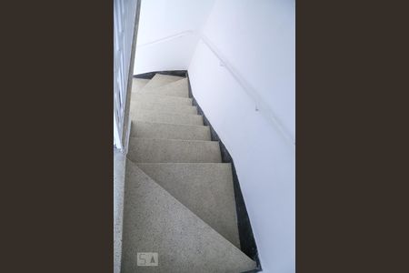 Casa para alugar com 150m², 2 quartos e 2 vagas Casa para alugar com 150m², 2 quartos e 2 vagasEscada