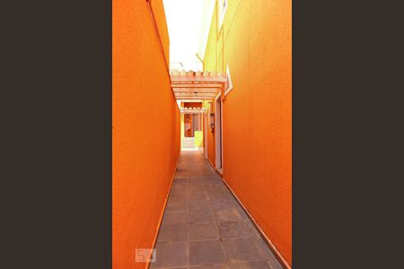 Casa para alugar com 150m², 2 quartos e 2 vagas Casa para alugar com 150m², 2 quartos e 2 vagasCorredor lateral