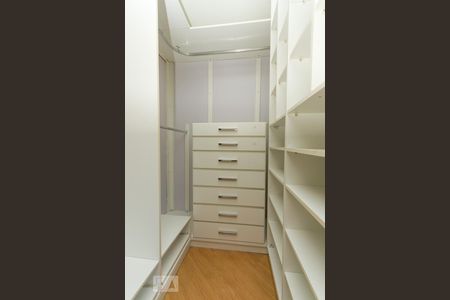Apartamento à venda com 79m², 3 quartos e 2 vagas Apartamento à venda com 79m², 3 quartos e 2 vagasCloset da suíte