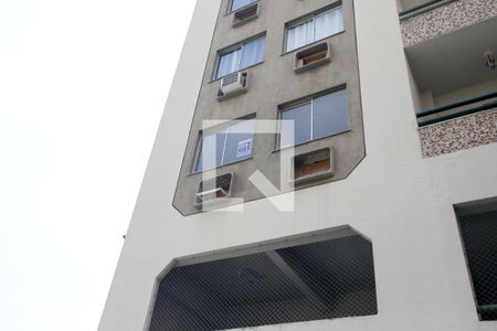Plaquinha de apartamento para alugar com 2 quartos, 70m² em Pechincha, Rio de Janeiro