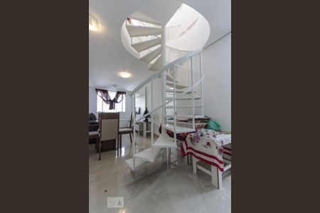 Apartamento à venda com 95m², 2 quartos e 1 vagadetalhe escada