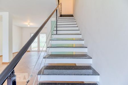 Casa à venda com 188m², 4 quartos e 4 vagas Casa à venda com 188m², 4 quartos e 4 vagasEscada