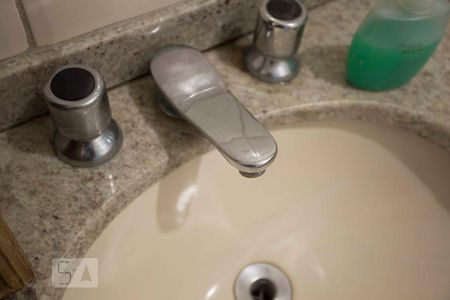 banheiro de apartamento à venda com 2 quartos, 72m² em Icaraí, Niterói