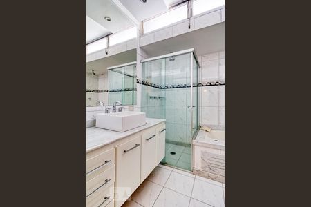 Casa para alugar com 303m², 3 quartos e 3 vagasBanheiro