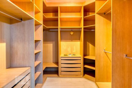 Casa para alugar com 303m², 3 quartos e 3 vagasCloset da suíte principal