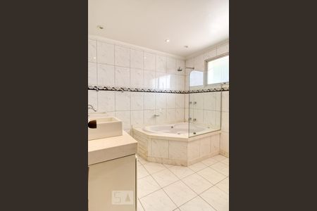 Casa para alugar com 303m², 3 quartos e 3 vagasBanheiro da suíte principal