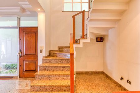 Casa para alugar com 303m², 3 quartos e 3 vagasEscada