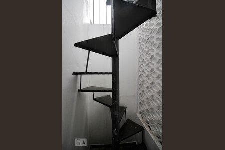 Casa para alugar com 180m², 3 quartos e 2 vagasEscada para o terraço