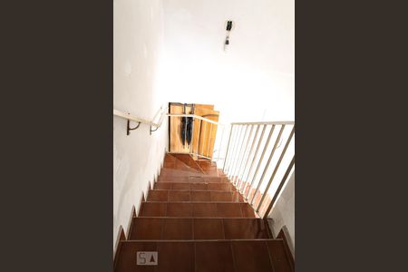 Casa para alugar com 380m², 3 quartos e 5 vagasEscada de acesso à garagem através da cozinha