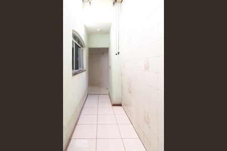 Casa para alugar com 380m², 3 quartos e 5 vagasCorredor lateral 