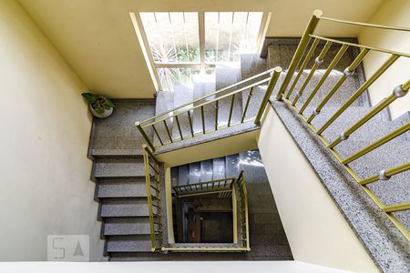 Casa à venda com 413m², 4 quartos e 4 vagasEscada