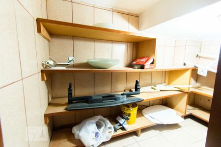 Casa para alugar com 400m², 7 quartos e 2 vagasArmário embaixo da escada