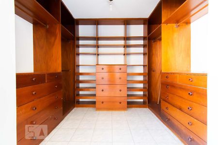 Casa para alugar com 400m², 7 quartos e 2 vagasCloset para o Quarto Suíte 02