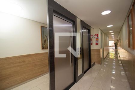 Apartamento para alugar com 72m², 2 quartos e 1 vaga Apartamento para alugar com 72m², 2 quartos e 1 vagaHall social - Elevadores
