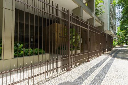 Apartamento à venda com 80m², 2 quartos e 1 vaga Apartamento à venda com 80m², 2 quartos e 1 vagaFachada e portaria